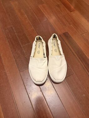 Toms Slip-On Canvas Shoes in Off-White